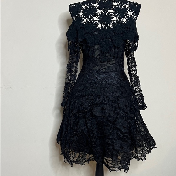 Elegant Black Lace Off-Shoulder Dress - Picture 12 of 16